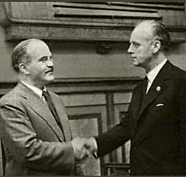 Motolov and Ribbentrop shaking hands