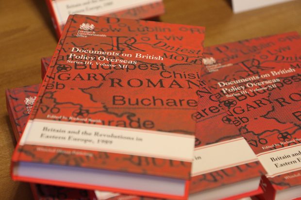 Красные жесткие книжки, расположенные друг над другом. Название на обложке: Документы о британской политике за рубежом. Серия III. Том XII. Под редакцией Ричарда Смита».